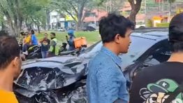 Sebuah Mobil Ringsek Terlibat Kecelakaan di Alam Sutera