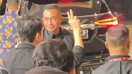 Debat Terakhir, Dharma-Kun Pakai Kaos Serba Hitam