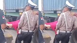 Pemotor Wanita Terkapar Usai Tabrakan dengan Truk Trailer di Jembatan Plumpang