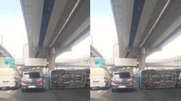 Kecelakaan, Taksi Blue Bird Terjungkal di Tol Jakarta-Cikampek Km 12 Arah Jakarta