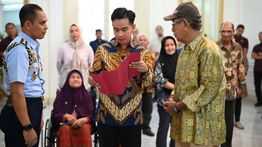 Salurkan Bantuan Lewat "Lapor Mas Wapres", Gibran: Ini dari Presiden