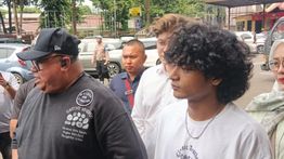 Merasa Difitnah Nikita Mirzani, Vadel Badjideh Temani Sang Ayah Jalani Pemeriksaan Polisi