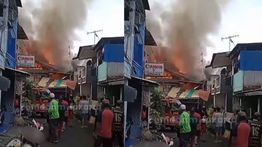 Kebakaran Mengerikan Terjadi di Johar, Warga Berhamburan Keluar Rumah