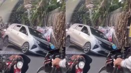 Mobil Jeblos Ban Bikin Lalu Lintas Macet di Duren Jaya Bekasi Timur