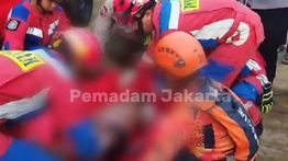 VIDEO Detik-detik Penyelamatan Bocah 9 Tahun Terseret Arus Selokan di Lenteng Agung