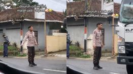 Viral! Satpam Mirip Marselino Ferdinan Sedang Atur Lalu Lintas Truk di Perusahaan