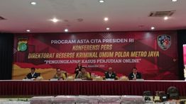 Adhi Kismanto Staf Ahli Komdigi Tertunduk Lesu Saat Dihadirkan di Konpres Judi Online Polda Metro 