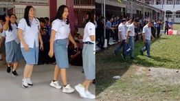 Viral! Guru Cosplay Jadi Anak SMA di Hari Guru Nasional