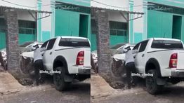 Ngeri! Toyota Hilux 'Ngamuk' Hantam Pemotor Sampai Meregang Nyawa di Ciledug