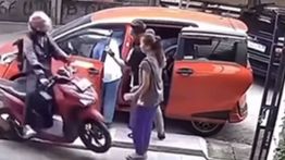 Pengendara Vario Tabrak Tembok di Depan Wanita Sampai Nyungsep, Netizen: Salting