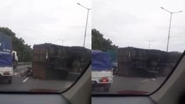 Tol JORR Macet Parah, Truk Kontainer Hilang Kendali dan Terguling