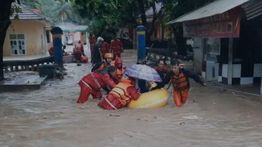 Tim SAR Cari Korban Banjir di Sukabumi