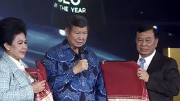 Momen Nurdin Tampubolon Bersama Keluarga Besar NT Corp Berikan Ulos ke Hashim Djojohadikusumo di NTV CEO Award 2024