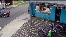 VIDEO: Mahasiswi Cantik IAIN Dihantam Innova Sampai Terkapar di Jalan