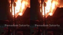 Kebakaran Melanda Rumah-rumah di Johar Baru