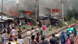 Kebakaran Mengerikan di Samping Jalur Kereta Tanah Abang, Perjalanan KRL Terhenti