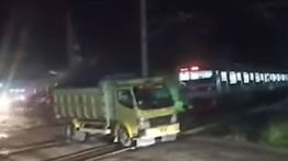 Detik-Detik Kereta Berhenti di Perlintasan Akibat Truk Mogok di Nengnong Rangkasbitung