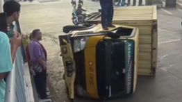 Mobil Box Terbalik di Exit Tol Cakung Arah Pulo Gadung, Ringsek Parah