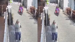 Terekam CCTV, Pemotor Bonceng 3 Jambret Pejalan Kaki Wanita di Cikampek