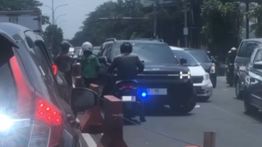 Viral Pemotor di Bandung Lawan Arah Hadang Mobil Berstrobo