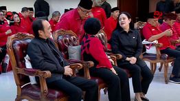 Terbaca Gerakan Bibir Puan Saat Duduk Sebelah Megawati: Presiden Prabowo Minta Ketemu sama Mama