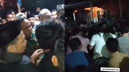 Guru Olahraga Diduga Cabuli Siswa, Ratusan Warga Ngamuk hingga Polisi Lepaskan Tembakan