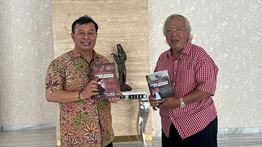 Panda Nababan Serahkan Buku Otobiografi kepada Preskom NT Corp Nurdin Tampubolon