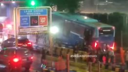 Bus Transjabodetabek Kecelakaan di Exit Tol Pondok Gede Timur