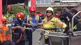 Pj Gubernur Jakarta Teguh Setyabudi Tinjau Kebakaran Glodok Plaza dengan Bronto Skylift