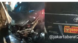 Innova Berplat Dinas Seruduk Sejumlah Kendaraan di Palmerah, 1 Orang Dikabarkan Tewas