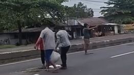 Momen Warga Gotong Royong Perbaiki Jalan Rusak di Jatisari Cikampek