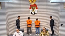 KPK Tahan Bupati Situbondo Karna Suswandi