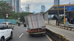 Truk Muatan Hebel Pecah Ban di Jalan Gatot Subroto Jaksel Bikin Macet