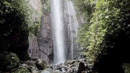 Viral Tarif Masuk Curug Naik Hingga Rp54.900