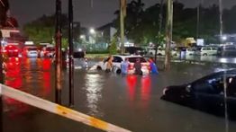 Beberapa Mobil Mogok Akibat Banjir di Depan Pasar Laris Taman Surya