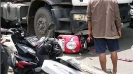 Ngeri! Motor Scoopy Ringsek Terlindak Truk Kontainer di Jakbar