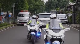 Momen Iring-iringan RI 1 Buka Jalan saat Ambulans Melintas