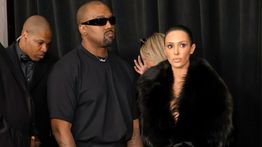 Kekasih Kanye West Pakai Busana Transparan di Grammy Awards, Berujung Pengusiran