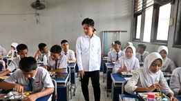 Gibran Kunjungi SMPN 11 dan SMAN 4 Depok Buat Cek Makan Bergizi Gratis: Anak-anak Cukup Lahap