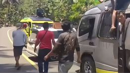 Menegangkan! Sopir Elf Hadang Mobil Diduga Travel Gelap di Cianjur Selatan