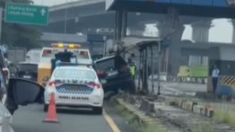 Mobil Hitam Tabrak Pembatas Jalan di Exit Tol Cikarang Barat