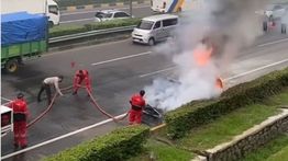 Mobil Hangus Terbakar di Jalan Tol JORR Menuju TMII