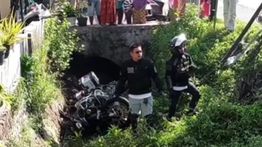 Viral! Rombongan Moge Harley Davidson Kecelakaan Nyemplung ke Selokan di Pasuruan