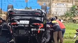 Hantam Pohon, CRV Hitam Terbalik di Kawasan Graha Raya Tangerang