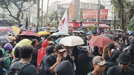 Mahasiswa Tetap Berdemo di Patung Kuda Meski Diguyur Hujan