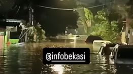 Banjir Bekasi Makin Parah, Air Sudah Menyentuh Atap Rumah Warga di Pondok Gede