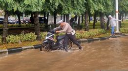 Banjir Belum Juga Surut, Rekayasa Lalu Lintas Diterapkan di Jakbar