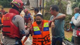 Banjir Setinggi 3 Meter Landa Rawajati, Gulkarmat Jaksel Prioritaskan Evakuasi Lansia dan Anak