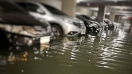 10 Cara Cegah Kerusakan Fatal pada Mobil Saat Terendam Banjir