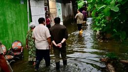 Banjir Setinggi Pinggang, Prabowo Tinjau Langsung Warga Terdampak